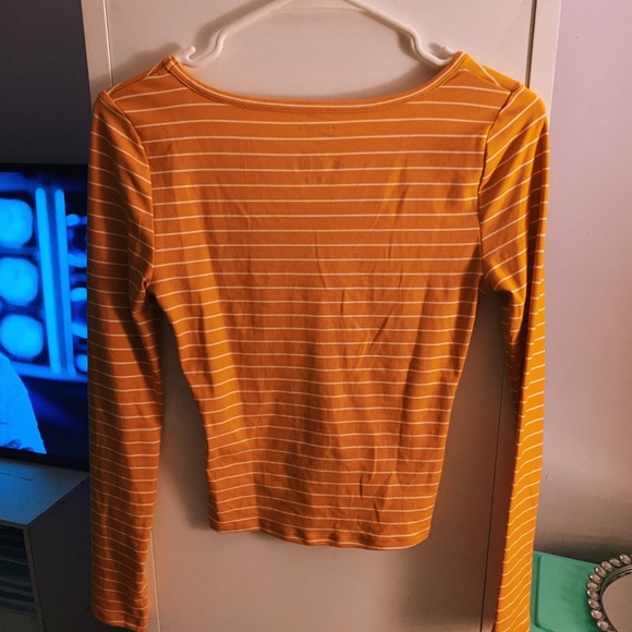 ⭐️Yellow/White Ruched Top⭐️ - Picture 2 of 3